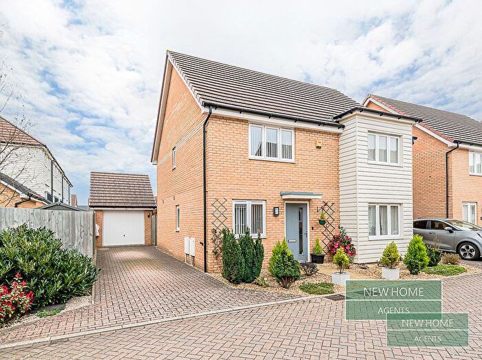 4 Bedroom Detached House For Sale In Banks Gardens, Wick, Littlehampton, BN17