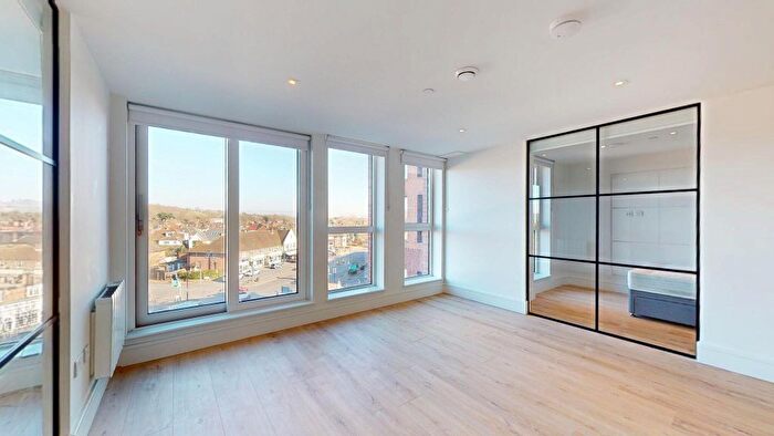 2 Bedroom Flat To Rent In Beverley Way, London, SW20