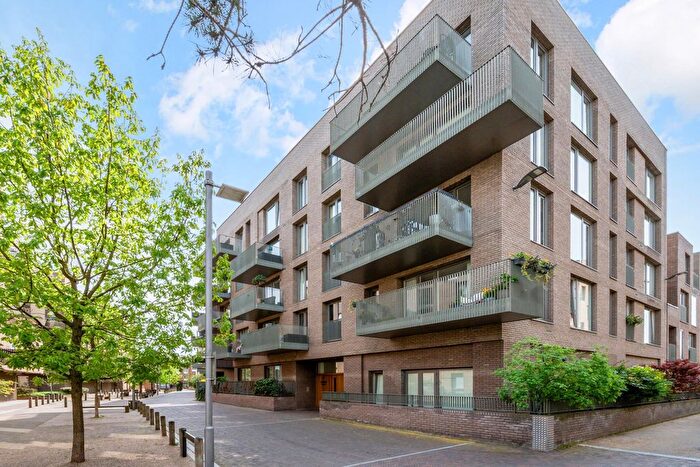 2 Bedroom Flat For Sale In Bowline Court, Durham Wharf Drive, TW8