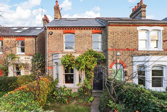 4 Bedroom Semi-Detached House For Sale In Victoria Park, Cambridge, CB4