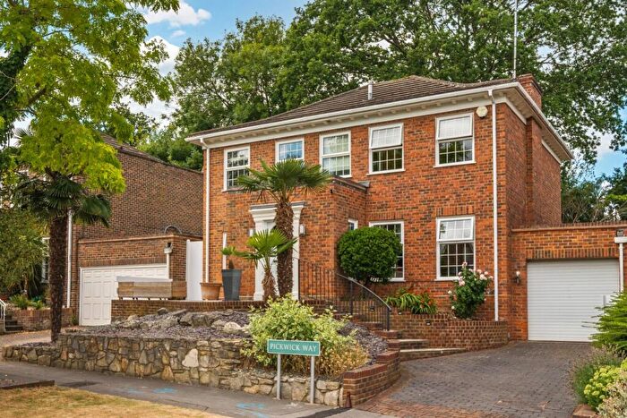 4 Bedroom Detached House For Sale In Pickwick Way, Chislehurst, BR7