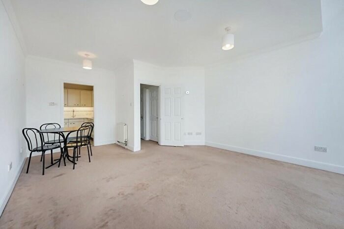 1 Bedroom Apartment To Rent In Trade Tower, Plantation Wharf, SW11