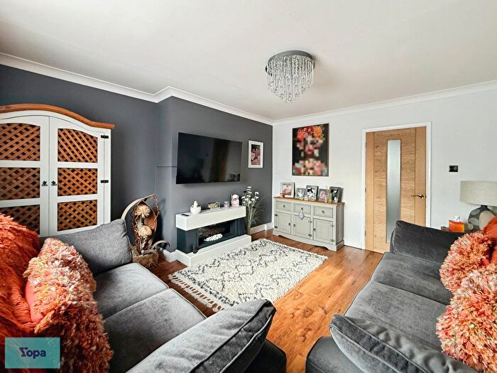 3 Bedroom Semi Detached House For Sale In Elder Grove, Conisbrough, Doncaster, DN12