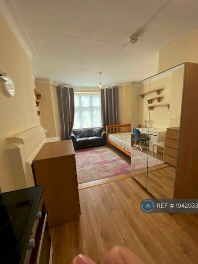 Studio To Rent In Vernon Court, London, NW2