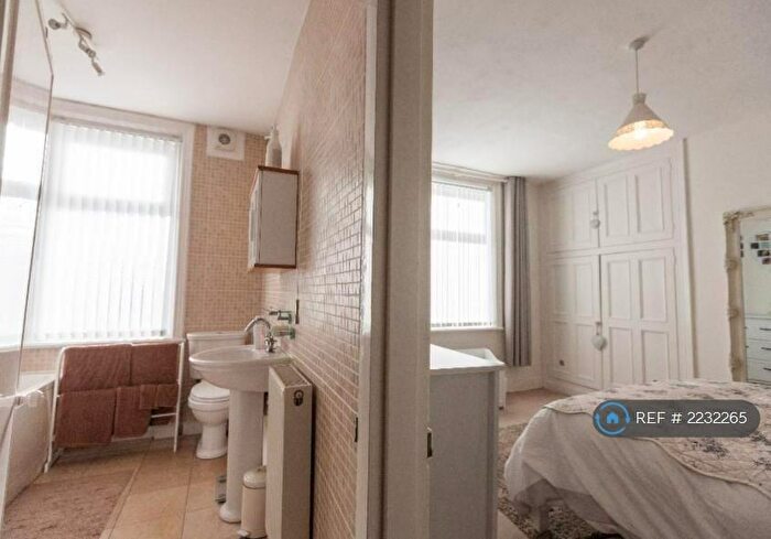 2 Bedroom End Of Terrace House To Rent In Rosemont Grove, Leeds, LS13