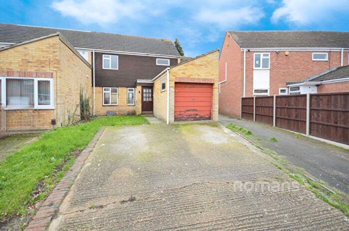 3 Bedroom Garage / Parking To Rent In Rochfords Gardens, Slough, Berkshire, SL2