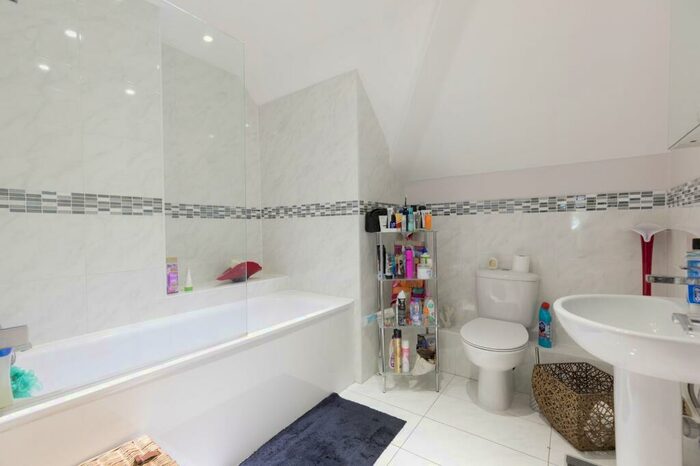 1 Bedroom Flat For Sale In Maddox Drive, Crawley, RH10
