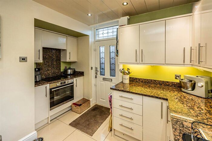 3 Bedroom Semi Detached House For Sale In Hammerstones Road, Elland, HX5