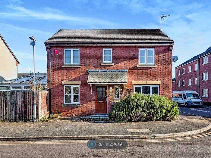 3 Bedroom Semi-Detached House To Rent In Middlefield Road, Chippenham, SN14