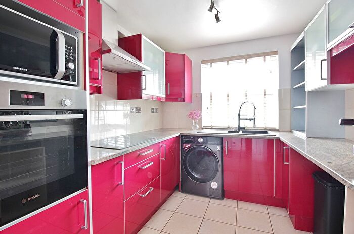 3 Bedroom Flat For Sale In Hepple Close, Isleworth, TW7