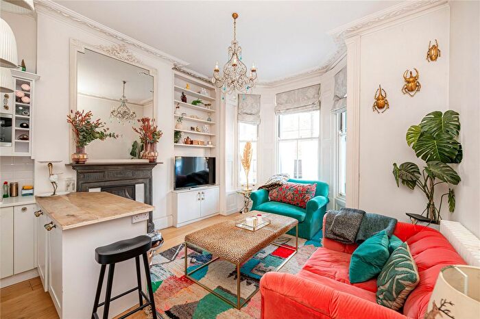 2 Bedroom Flat To Rent In Powis Gardens, Notting Hill, London, W11