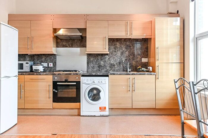 2 Bedroom Flat To Rent In Blackstock Road, Finsbury Park, London, N4