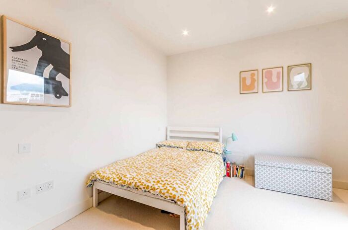 2 Bedroom Flat To Rent In Wadeson Street, Bethnal Green, London, E2
