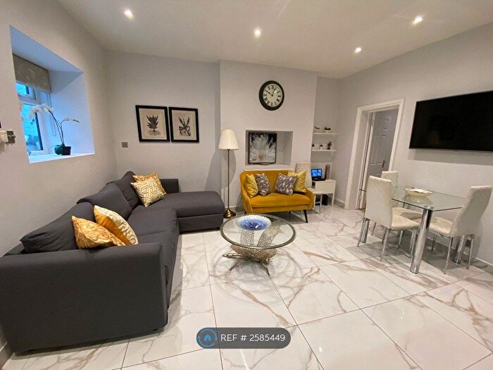 2 Bedroom Flat To Rent In Basement, Greater London, W4