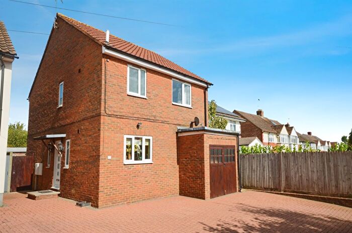 3 Bedroom Detached House For Sale In Tippendell Lane, St. Albans, AL2