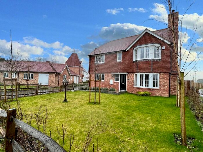 4 Bedroom Detached House For Sale In Bletchingley Farm Court, Pristling Lane, Staplehurst, TN12