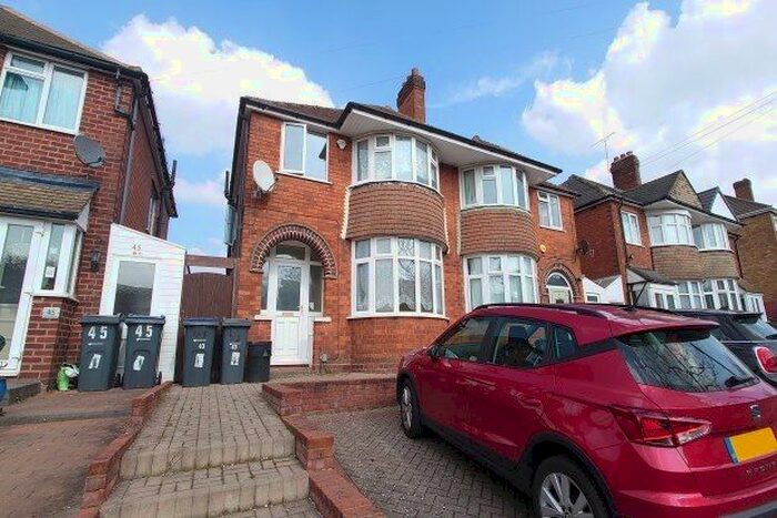 3 Bedroom Semi-Detached House To Rent In Hazelwell Fordrough, Birmingham, B30