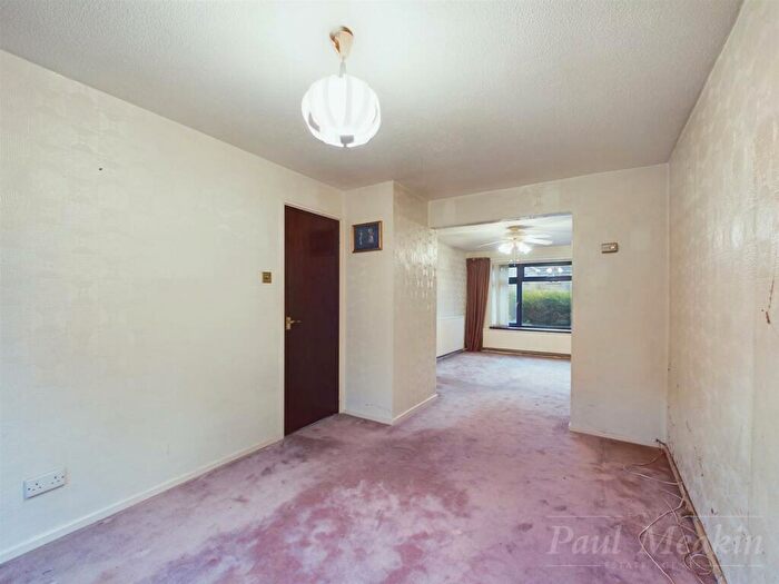 3 Bedroom Link Detached House For Sale In Goldfinch Road, South Croydon, CR2