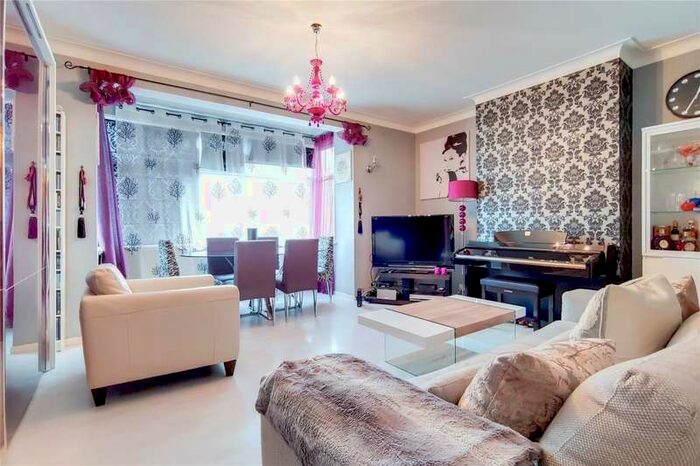 3 Bedroom Property To Rent In Brownlow Road, London N11