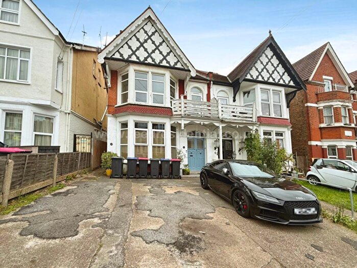 2 Bedroom Flat To Rent In Grosvenor Road, Westcliff On Sea, SS0