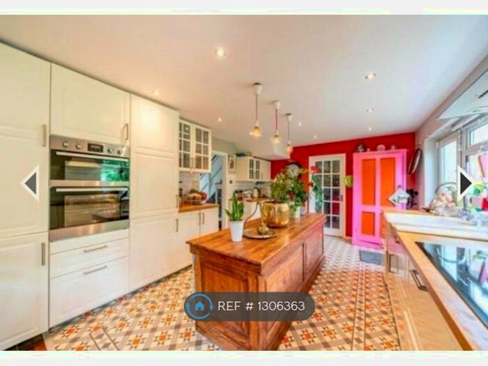 4 Bedroom Detached House To Rent In York Close, Kings Langley WD4