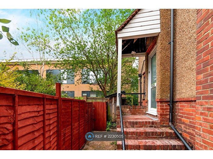 2 Bedroom Maisonette To Rent In Blakeney Court, Maidenhead, SL6