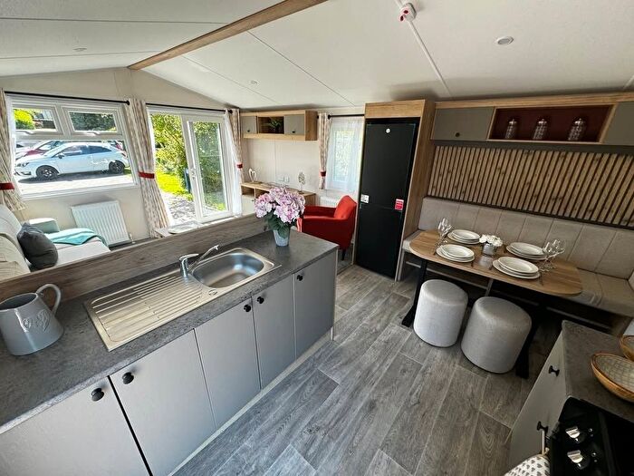 2 Bedroom Park Home For Sale In Chichester Lakeside Holiday Park, Vinnetrow Rd Chichester, PO20