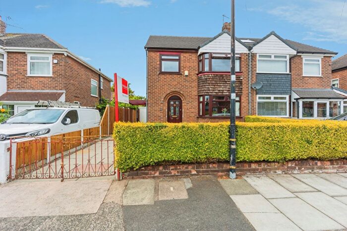 4 Bedroom Semi-detached House For Sale In Sunningdale Avenue, Sale, Greater Manchester, M33