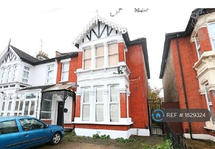 2 Bedroom Flat To Rent In Warwick Gardens, London, IG1