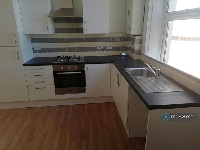 2 Bedroom Flat To Rent In St. Johns Lane, Halifax, HX1