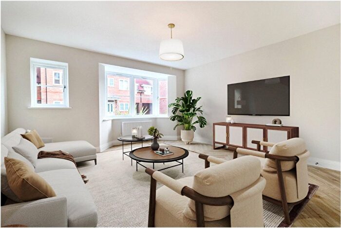 1 Bedroom Flat For Sale In Oaklands Park, Littleworth Road, Esher, KT10