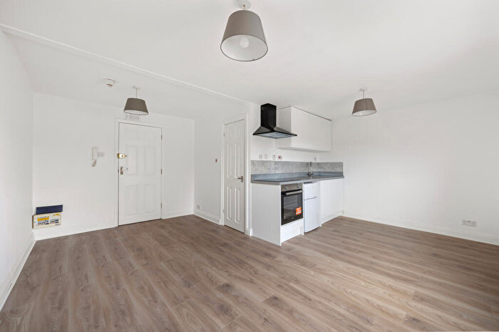 Apartment To Rent In Amber Court, The Avenue, Surbiton, KT5