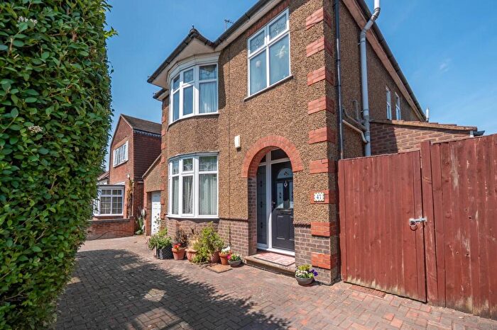4 Bedroom Detached House For Sale In Downs Road, Dunstable, Bedfordshire, LU5