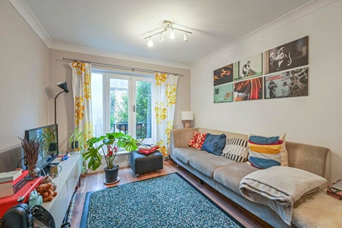 2 Bedroom Flat To Rent In Kennet Street, Wapping, London, E1W