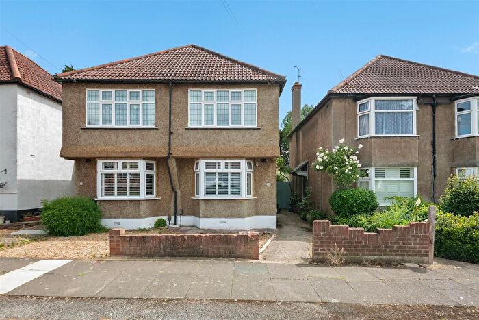 2 Bedroom Maisonette For Sale In Lime Grove, Ruislip, HA4