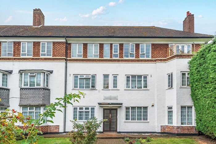 2 Bedroom Apartment For Sale In Bromley Road, London, SE6