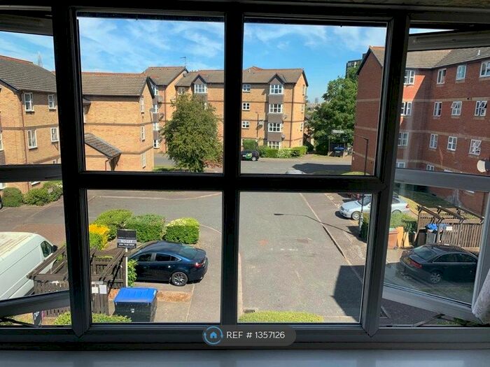 2 Bedroom Flat To Rent In Stubbs Drive, London, SE16