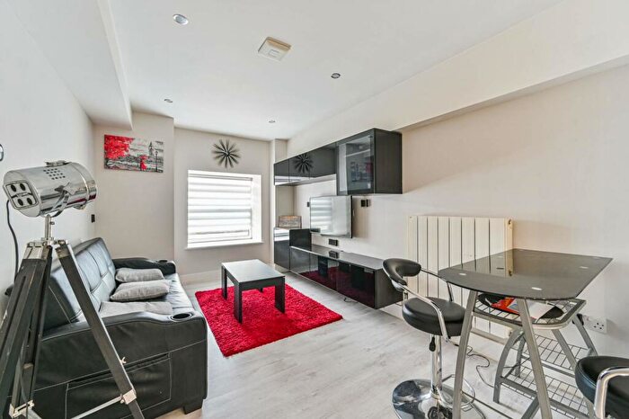 2 Bedroom Flat To Rent In Cadogan Road, Woolwich Riverside, London, SE18