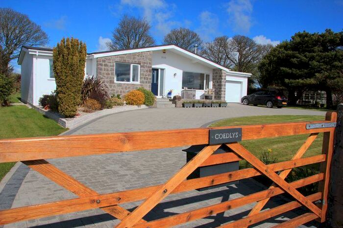 4 Bedroom Detached Bungalow For Sale In New - Llanbedrgoch, LL76
