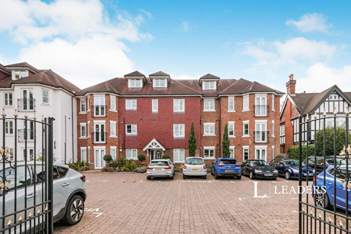 2 Bedroom Flat To Rent In Oakwood Grange, Oatlands Chase, Weybridge, KT13