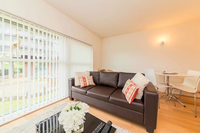 1 Bedroom Flat To Rent In Station Approach, Hayes, UB3