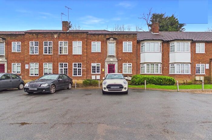 2 Bedroom Flat For Sale In The Grange, Grange View Road, Whetstone, N20
