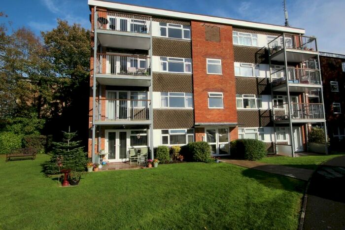 2 Bedroom Flat To Rent In Mount Road, Poole, Dorset, BH14