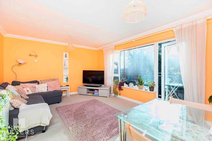 2 Bedroom Flat To Rent In Ancrum Lodge, - Western Road, Poole, BH13