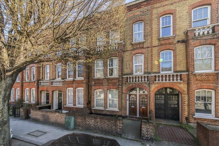 4 Bedroom Flat To Rent In Queenstown Road, London, SW8