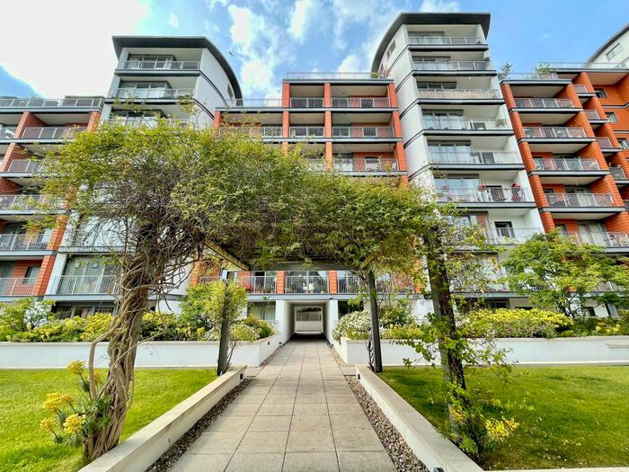 3 Bedroom Flat To Rent In Holland Gardens, Brentford, Greater London, TW8