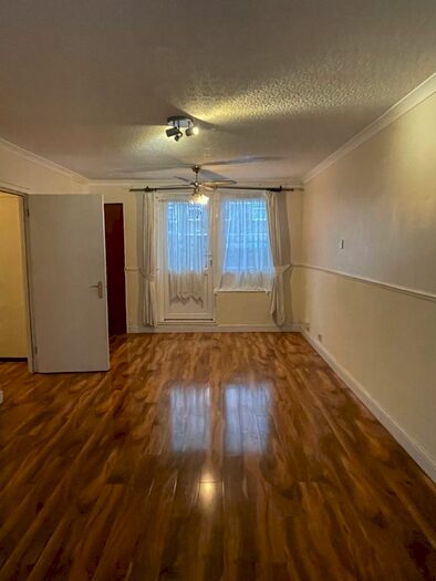 3 Bedroom Flat To Rent In Stour Road, Dagenham, RM10