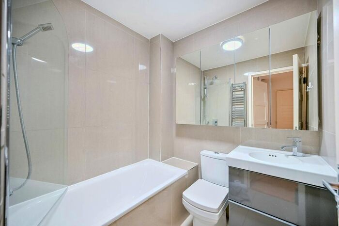 2 Bedroom Flat To Rent In Isis Close, West Putney, London, SW15