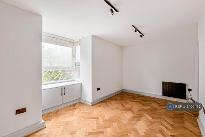 3 Bedroom Flat To Rent In Kite House, Battersea, SW11