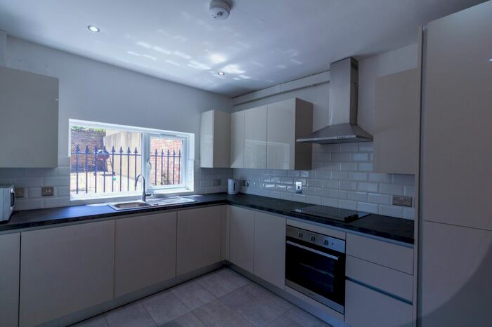 6 Bedroom Semi-Detached House To Rent In Bredgar Road, Archway, Islington, North London, N19